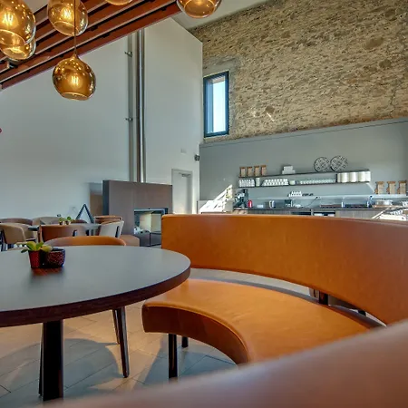 & Restaurant Five Nations 호텔 3*