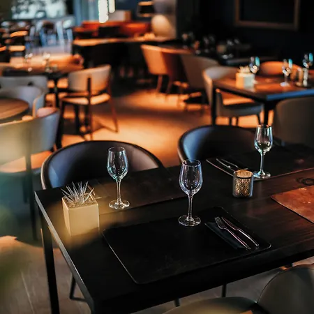 & Restaurant Five Nations מלון 3*
