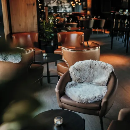 & Restaurant Five Nations מלון